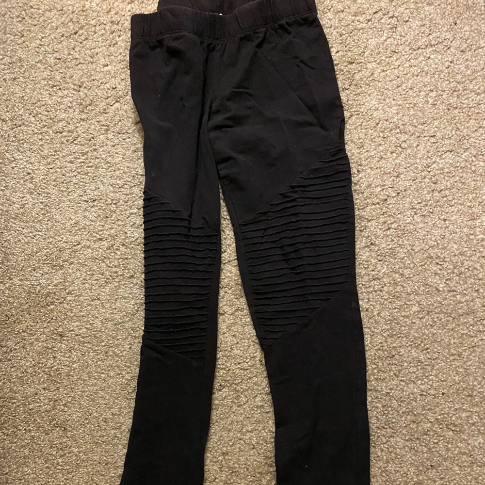 Black leggings with cool ribbed design